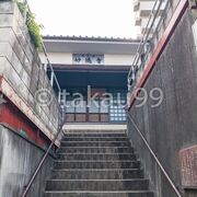 お堂などは小豆沢の丘にあって道路から急な階段で上がっていくことになります。