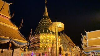 丘の上の寺院から朝日を眺める