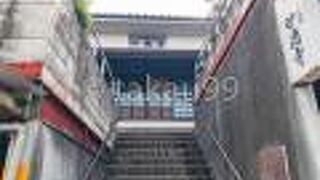 お堂などは小豆沢の丘にあって道路から急な階段で上がっていくことになります。