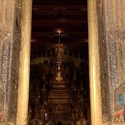 荘厳な寺院、壁画も圧巻