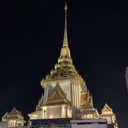 夜の輝きが美しい寺院