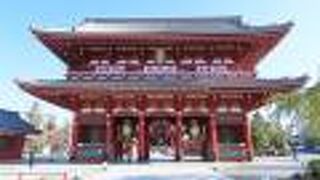 朱塗りが鮮やかですごく立派な門です