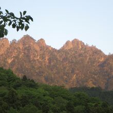 登山口に戻るころには夕日で赤くなった傾山がきれいでした。