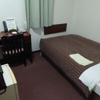 古さはありますが、部屋は広いしベッドは大きいです。