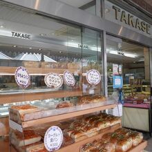 店頭にパンが並ぶ。