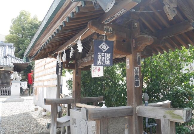 こざっぱりした神社。