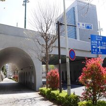 こちらは聖橋の道路をまたいでいる部分。