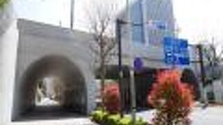 道路も川もまたぐ橋。