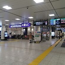 JRと京成が隣り合わせにくっついている駅です。