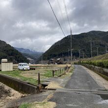 線路を潜ると一面田んぼ。