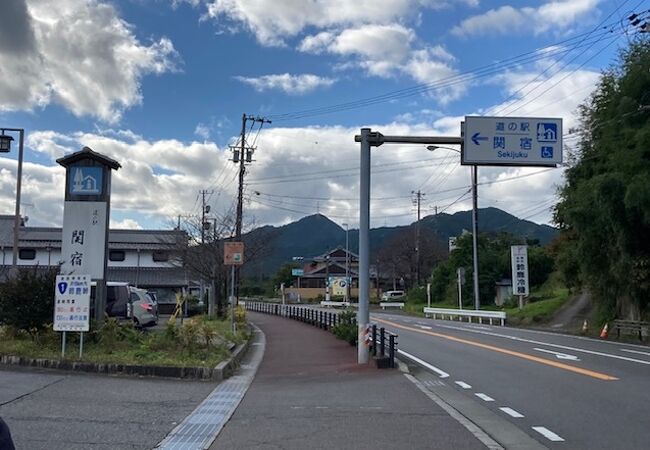 東海道47番目の宿場町「関宿」散策はこちらに車を停めると便利です。