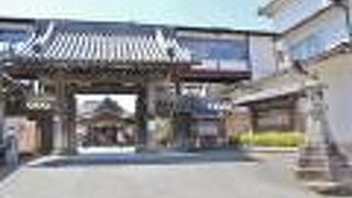 大和三庭園のひとつと称される庭園の群芳園は必見