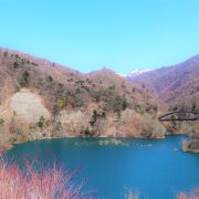 春は雪の王冠と四万ブルーのコラボ