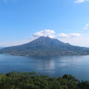 海にそびえ立つ桜島