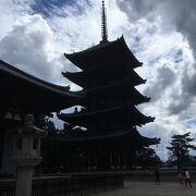 奈良公園隣接の巨大な五重塔が目を引くお寺