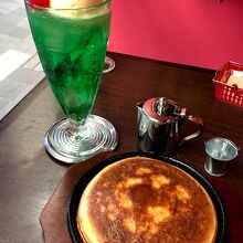 オーソドックスなメロンクリームソーダとパンケーキ
