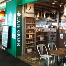 １５番ゲートの前にあります