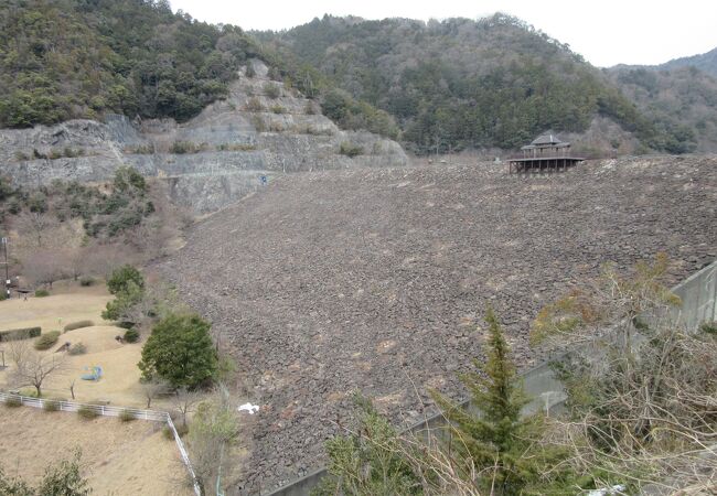 天端から名神高速が望めます。天気が良ければ琵琶湖や琵琶湖越しに湖西方面の山々も望めます