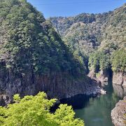 切り立った断崖と碧濃い渓流が織りなす絶景