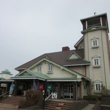 「田園生活館」は塔がある建物