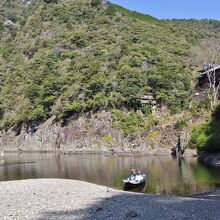 川舟観光船乗り場。崖上は瀞ホテル