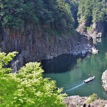 川面を行く観光船