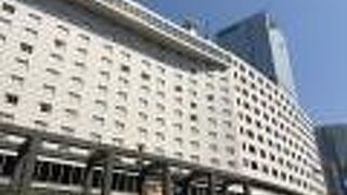 赤坂見附駅前のショッピングアーケード