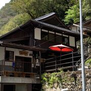 足元湧出の天然温泉は極楽