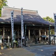 熊野那智大社と背中合わせに隣接する青岸渡寺