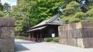 メインの登城ルートなので巨大な門の跡が残っています。