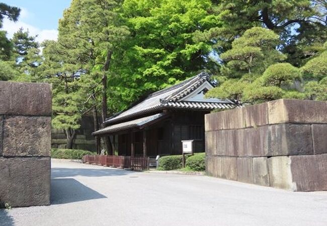 メインの登城ルートなので巨大な門の跡が残っています。