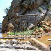 式根島にある露天の天然温泉で、地鉈温泉の源泉を引き温度を調節しているため、潮の満ち引きに関係なくいつも快適な湯温で入れます。