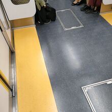 車両の端の座席。顔が映らないように足元を撮影。