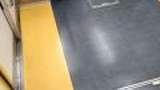 車両が狭くて座席も少ない