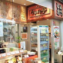 小さな店内にとんかつのお弁当が豊富に並んでいます
