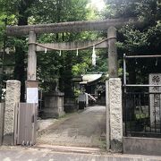 地下鉄東新宿駅から徒歩５分にある目立たない稲荷鬼王神社