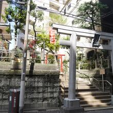 道路から階段をあがっていく形の神社。