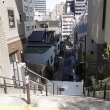 うっかり後ろに倒れたら…大変なことになりそうな坂。