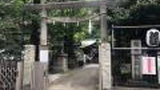 地下鉄東新宿駅から徒歩５分にある目立たない稲荷鬼王神社