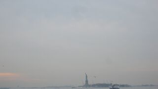 マンハッタンから自由の女神像のある島の間を流れる川
