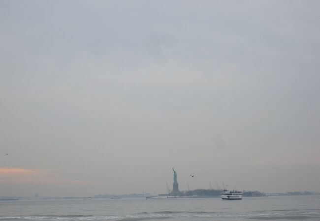 マンハッタンから自由の女神像のある島の間を流れる川