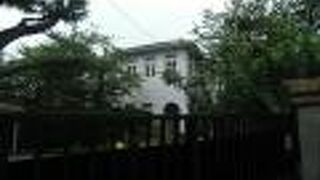 道路から見ても昭和レトロな白亜の建物は目を引きます