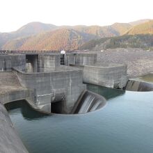 円形の自然越流式の洪水吐からの越流する姿は秀逸です