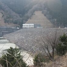 雪解け期に訪問したのでダム湖はほぼ満水でした