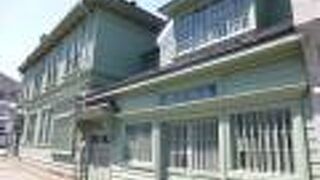 ペパーミントグリーンの可愛らしい建物