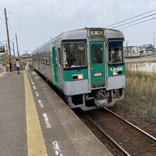 JR中田駅。列車は約30おき、駅から徒歩10分くらい