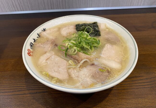 徳島ラーメンなら、茶系よりこちらをお勧め。