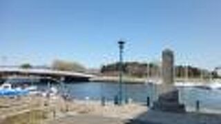 碑の横に案内もあります