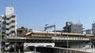 【小梅橋】特急スペーシアがゆっくり東京スカイツリー駅に進入するのがよく見える橋です