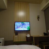 テレビはベッドの正面